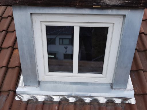 Maßanfertigung Fensterbank und Anschichten an Gaube aus Titanzink