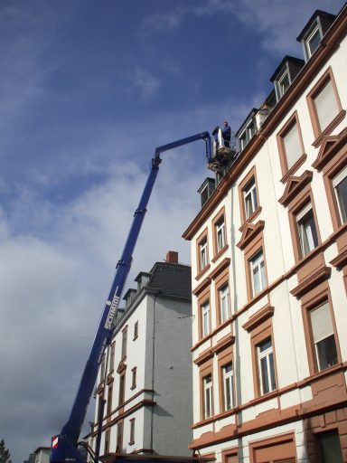 Dachreparatur mit LKW- Arbeitsbühne