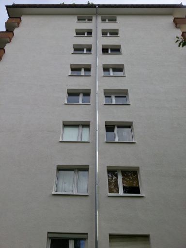 Fallrohrmontage an wärmegdämmter Fassade